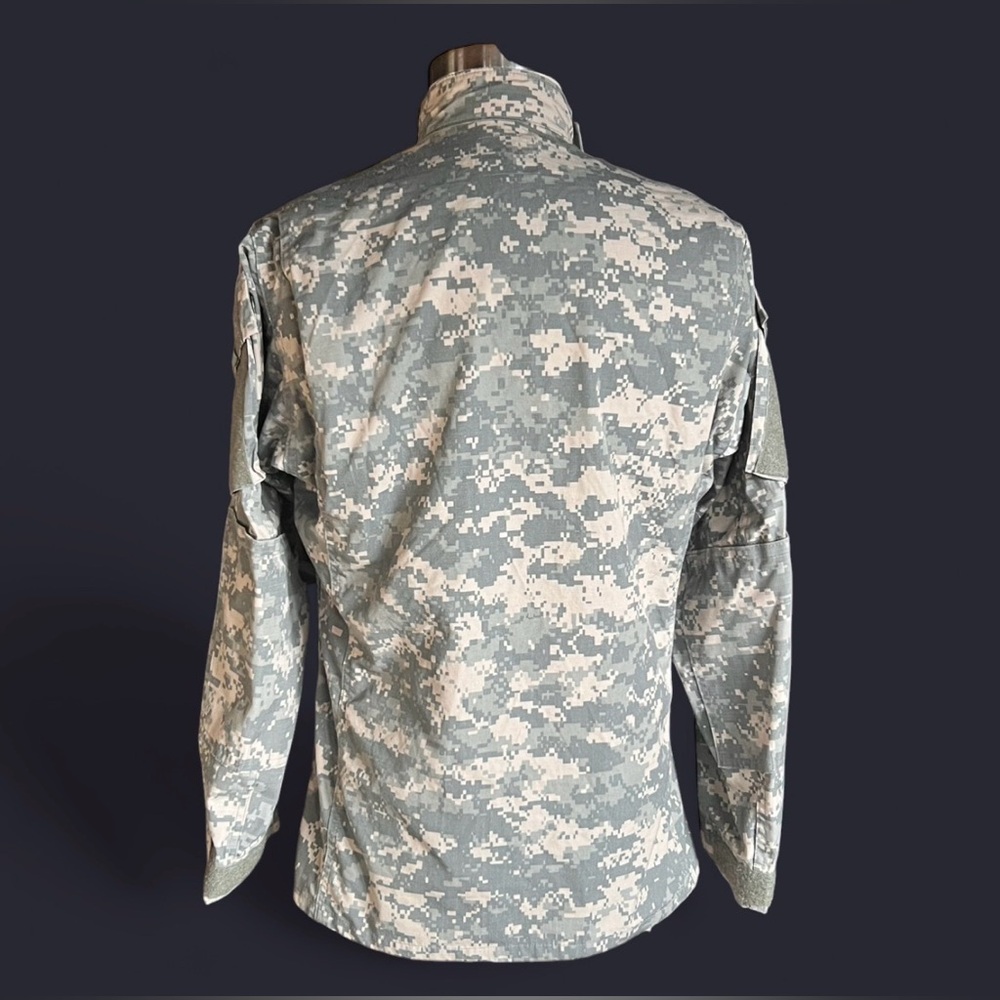 US Army ACU Digital Camouflage Combat Uniform Jacket looks like a Men’s M/L - Picture 2 of 9